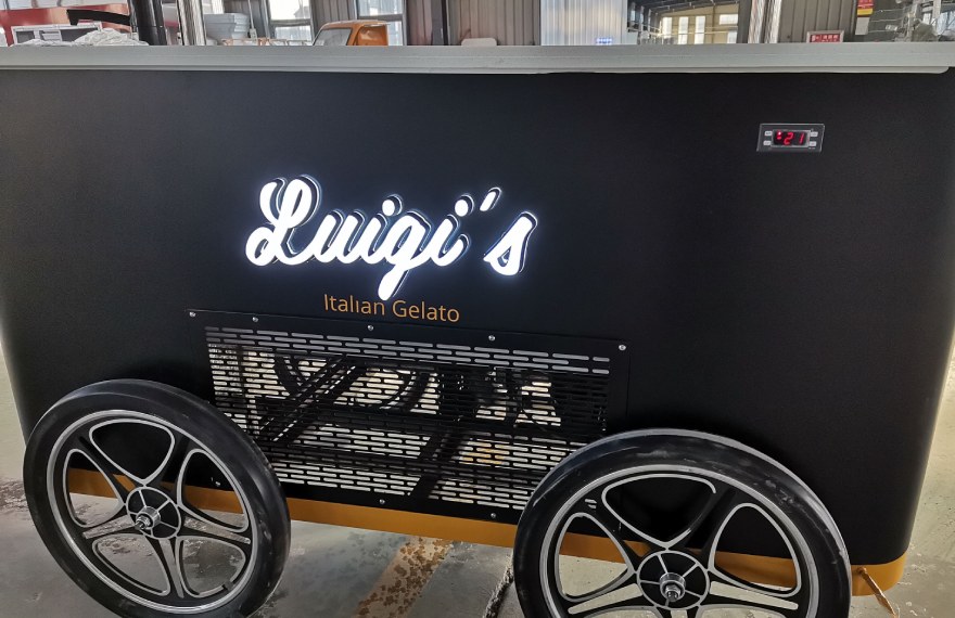 custom logo on the gelato cart